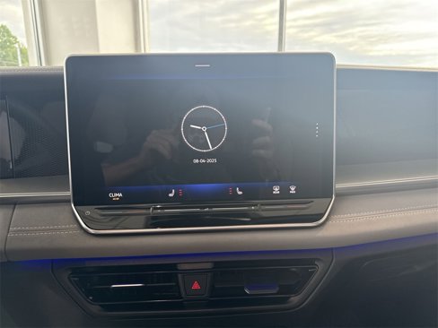 New 2025 Volkswagen Tiguan SE R-Line image 14