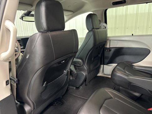 Used 2024 Chrysler Pacifica Touring-L image 15