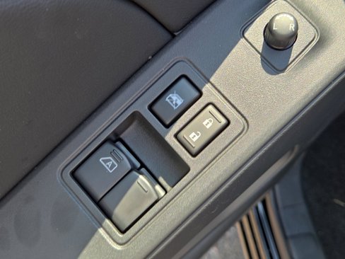 Used 2025 Nissan Frontier SV image 15