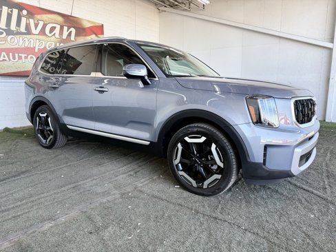 Used 2023 Kia Telluride EX w/ EX Captain's Chair Package image 5