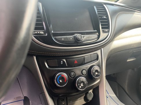 Certified 2022 Chevrolet Trax LT w/ LT Convenience Package image 10