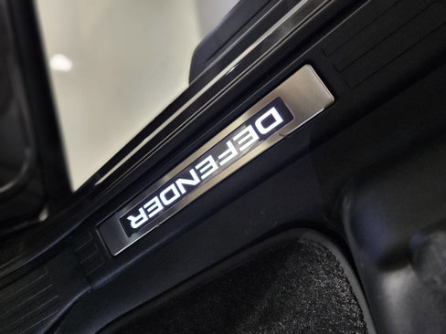 Used 2025 Land Rover Defender 110 image 62