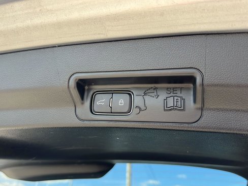 Used 2022 Ford Explorer XLT image 11
