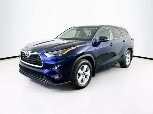 Used 2025 Toyota Highlander LE image 3