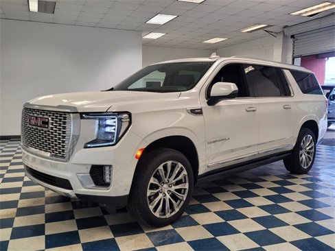 Used 2023 GMC Yukon XL Denali w/ Advanced Technology Package image 3