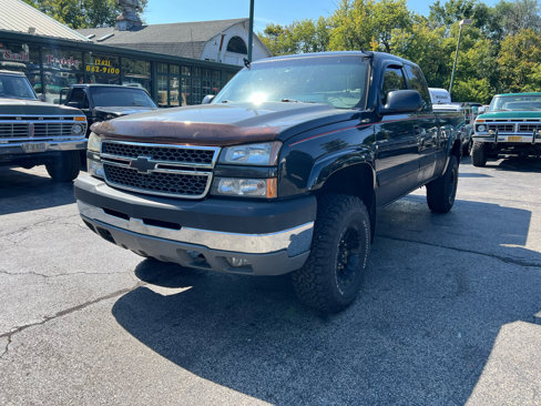 Used 2005 Chevrolet Silverado 2500 LS w/ Snow Plow Prep Package image 2