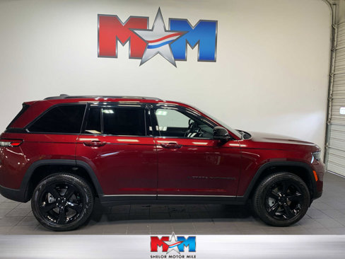 Used 2025 Jeep Grand Cherokee Limited w/ Black Appearance Package image 1
