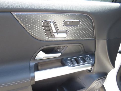 Used 2025 Mercedes-Benz GLA 250 4MATIC image 9