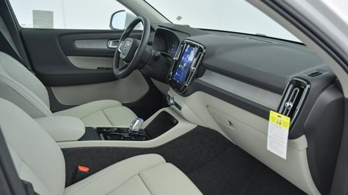 New 2025 Volvo XC40 B5 Plus w/ Protection Package Premier image 17