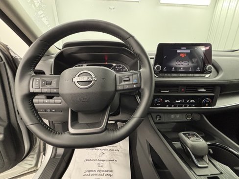 Used 2025 Nissan Rogue SV image 16