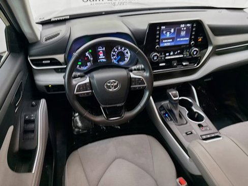 Used 2021 Toyota Highlander LE image 20