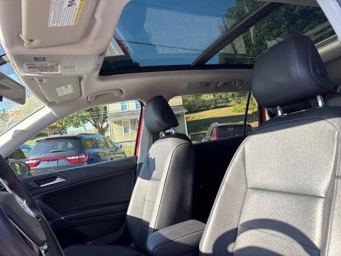 Used 2020 Volkswagen Tiguan SE w/ Panoramic Sunroof Package image 18