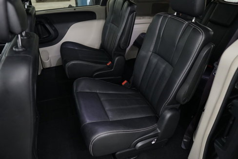 Used 2015 Chrysler Town & Country Touring-L w/ Driver Convenience Group image 38