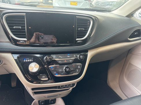 Used 2021 Chrysler Pacifica Touring-L image 11