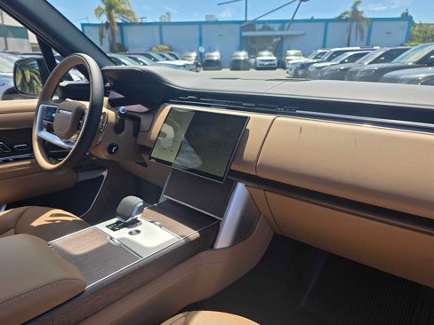 New 2025 Land Rover Range Rover Long Wheelbase SE image 12