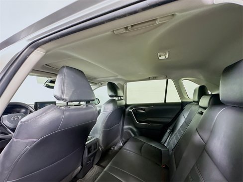 Used 2021 Toyota RAV4 XLE Premium image 12