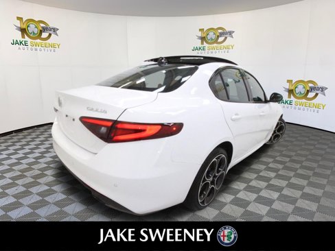 New 2022 Alfa Romeo Giulia Ti image 8