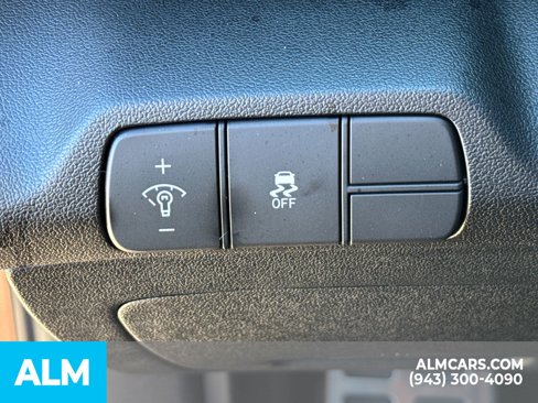 Certified 2025 Hyundai Elantra Sport image 40