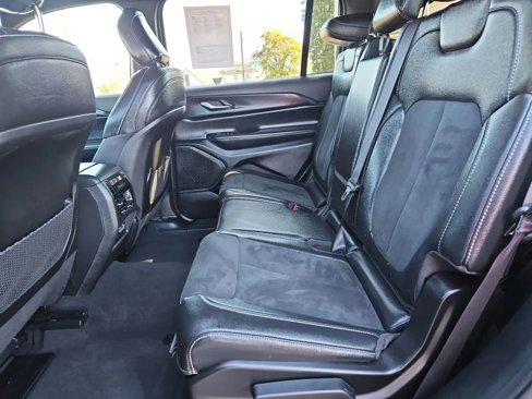 Used 2024 Jeep Grand Cherokee L Laredo image 17