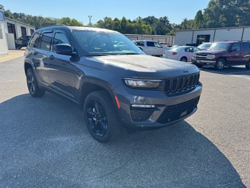 Used 2025 Jeep Grand Cherokee Limited w/ Luxury Tech Group II image 4