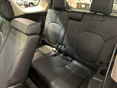 Used 2025 Honda Pilot Touring image 4