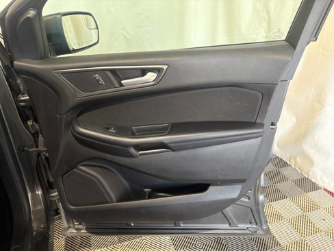 Used 2018 Ford Edge SE image 12