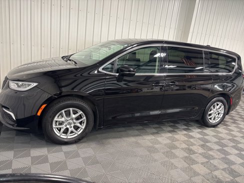 Used 2024 Chrysler Pacifica Touring-L image 9