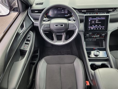 Used 2024 Jeep Grand Cherokee Altitude image 12