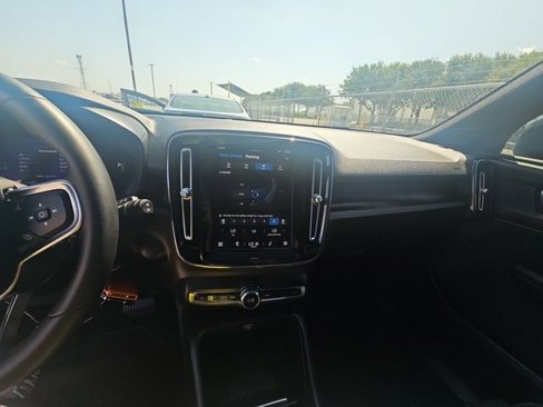 Used 2023 Volvo XC40 Recharge Plus image 6