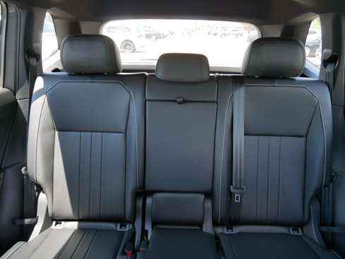Certified 2024 Volkswagen Tiguan SE R-Line image 13