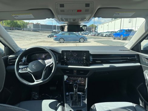 Used 2025 Volkswagen Jetta SE image 33