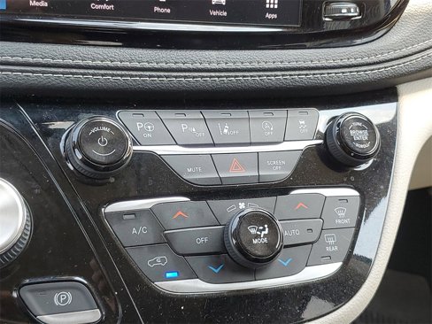 Used 2023 Chrysler Pacifica Touring-L image 23