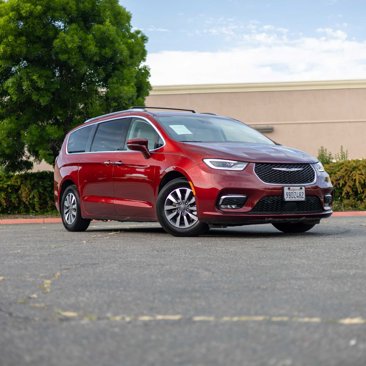 Used 2021 Chrysler Pacifica Touring-L image 1