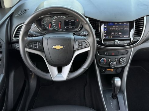 Used 2022 Chevrolet Trax LT w/ LT Convenience Package image 12