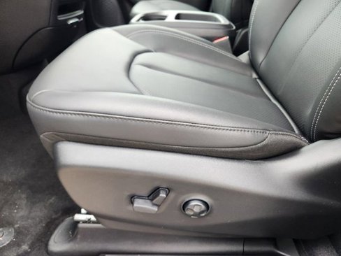 New 2025 Chrysler Pacifica Select image 17