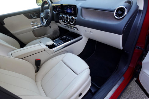 Used 2021 Mercedes-Benz GLA 250 4MATIC w/ Premium Package image 17