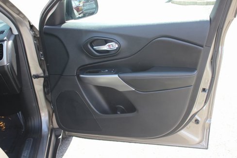 Used 2021 Jeep Cherokee Limited image 29