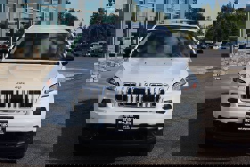 Used 2017 Jeep Cherokee Sport image 2