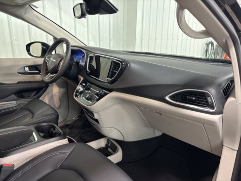 Used 2024 Chrysler Pacifica Touring-L image 19