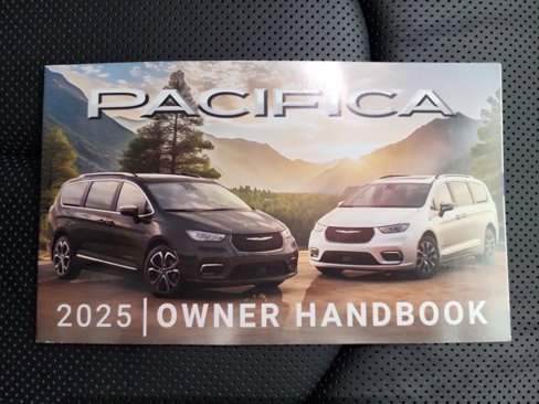 Used 2025 Chrysler Pacifica Limited image 40