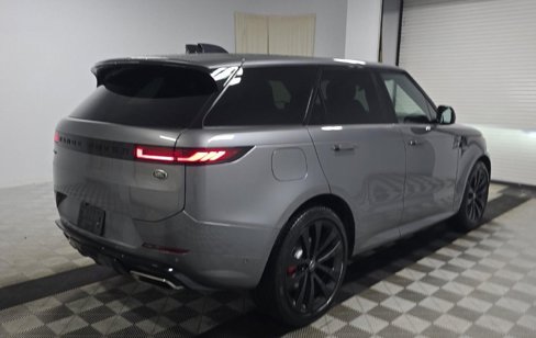 Used 2023 Land Rover Range Rover Sport SE Dynamic image 2