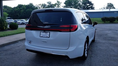 New 2026 Chrysler Pacifica Select image 10
