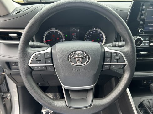 Used 2022 Toyota Highlander L image 4