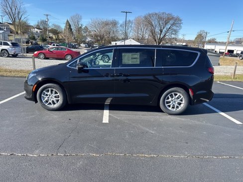 New 2025 Chrysler Voyager LX image 4