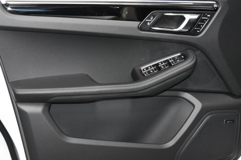 New 2026 Porsche Macan image 6