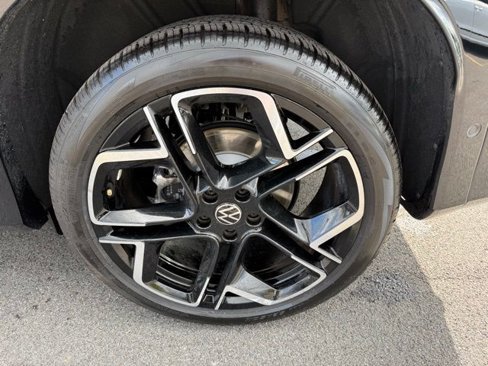 Certified 2025 Volkswagen Tiguan SEL R-Line image 39