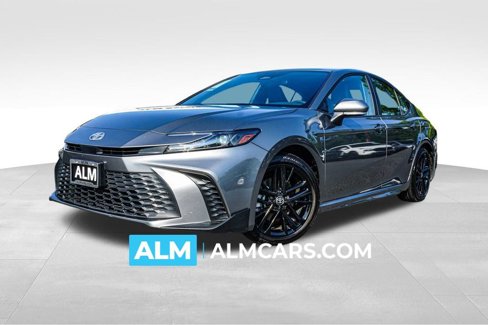 Used 2025 Toyota Camry SE image 1