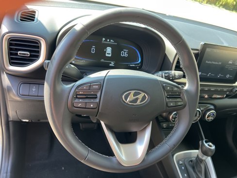 Used 2025 Hyundai Venue SEL image 12