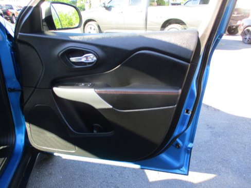 Used 2017 Jeep Cherokee Trailhawk w/ Comfort/Convenience Group image 35