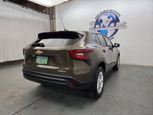 Used 2024 Chevrolet Trax LS w/ LS Convenience Package image 10